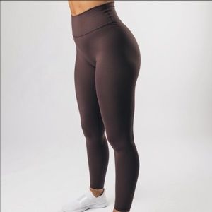 Alphalete Alphalux Essential Legging in Sparrow